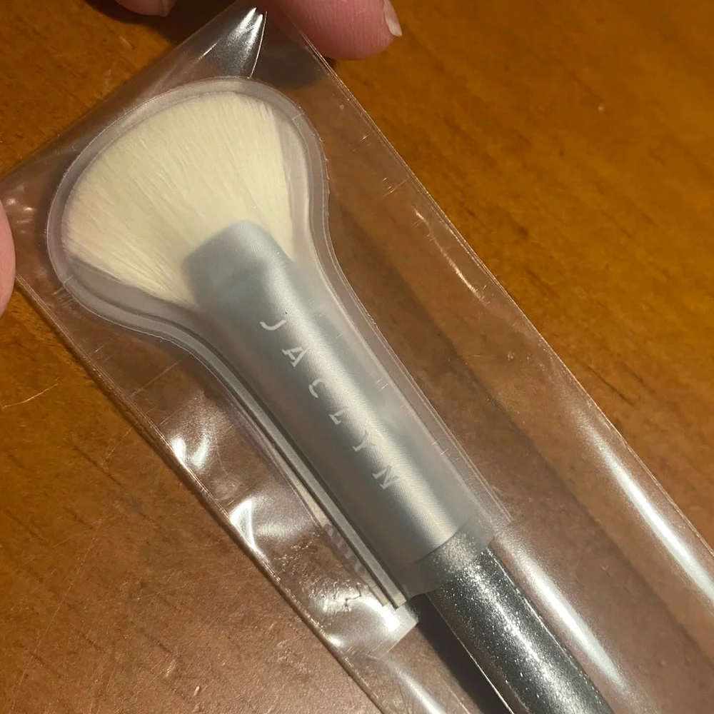 Jaclyn Cosmetics Highlighter Brush